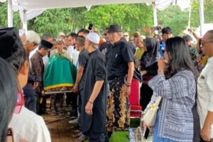 Disalatkan di Masjid Istiqlal, Jenazah Ray Sahetapy Dikuburkan di TPU Tanah Kusir, Jaksel